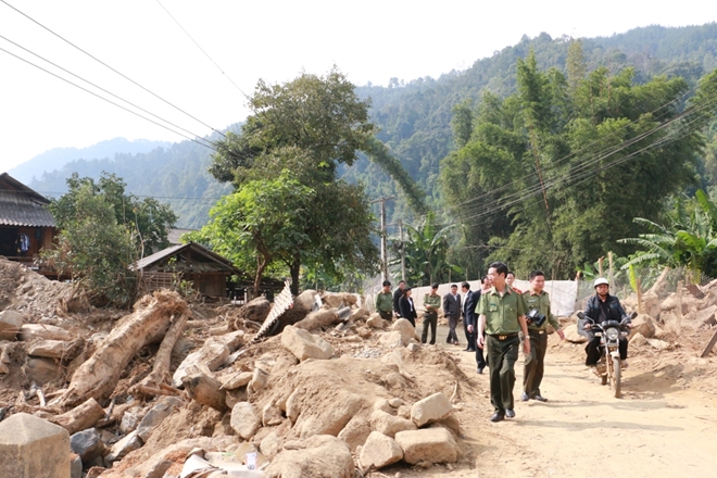 Chia sẻ đau thương với người dân vùng lũ Trạm Tấu